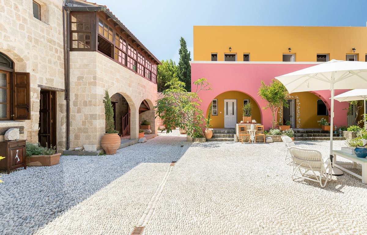 Carmen Art Hotel