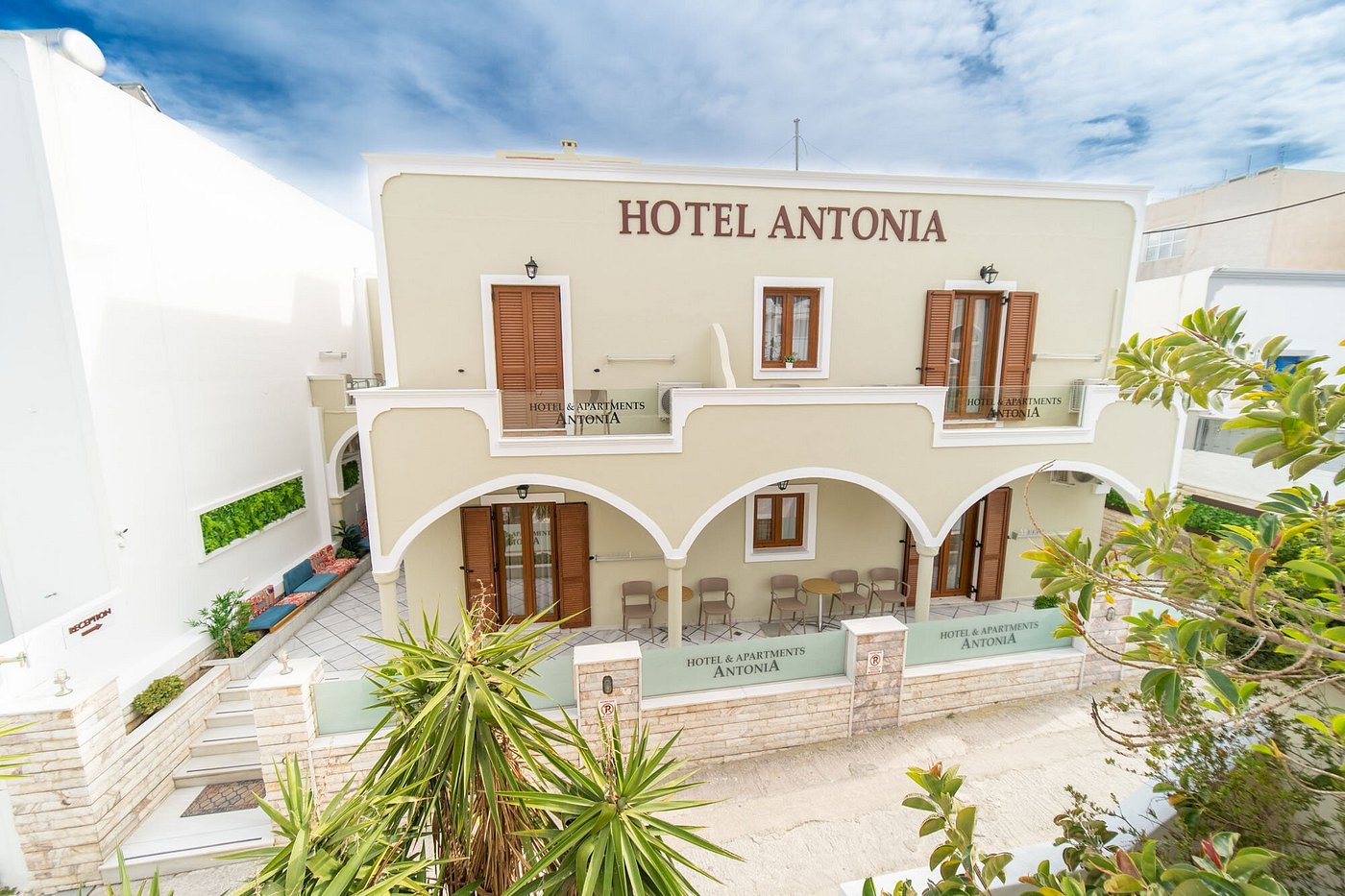 Deluxe Suites Santorini