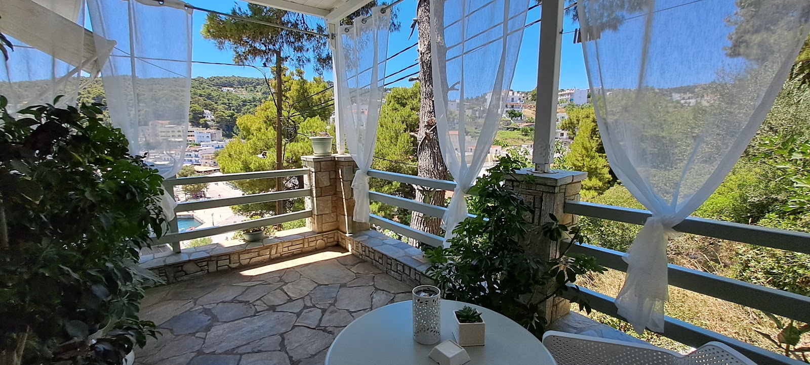 IKOS STUDIOS AND APARTMENTS
