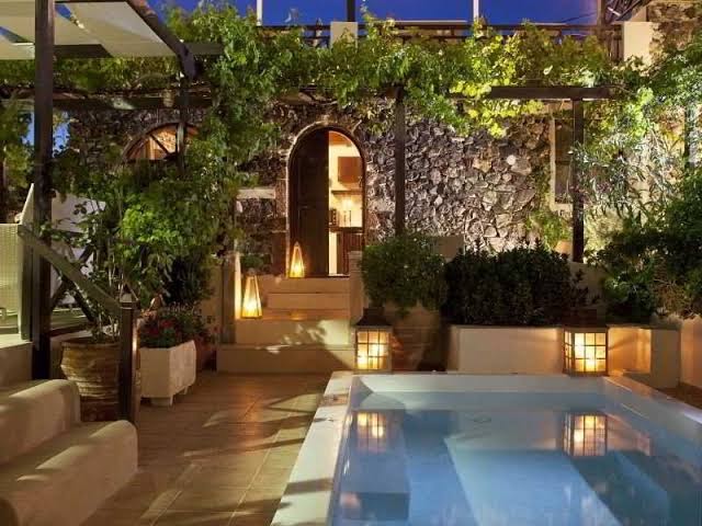 Le Petit Greek, Santorini